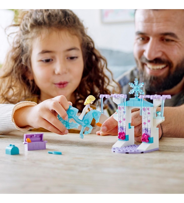 Jucărie de construcție LEGO  43209 Prințesa Disney Elsa și Grajdul de înghețată a lui Nokk (din Jucărie Frozen cu mini-păpușă Elsa și cal, cu vârsta peste 4 ani)